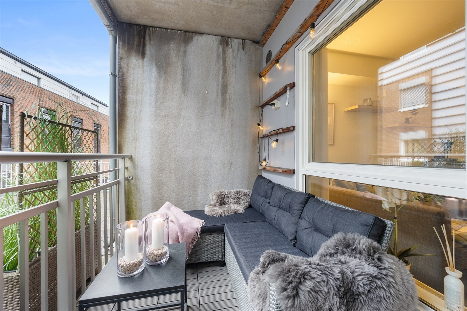 Leiligheten har en overbygd balkong på ca. 5m2 Galleribilde