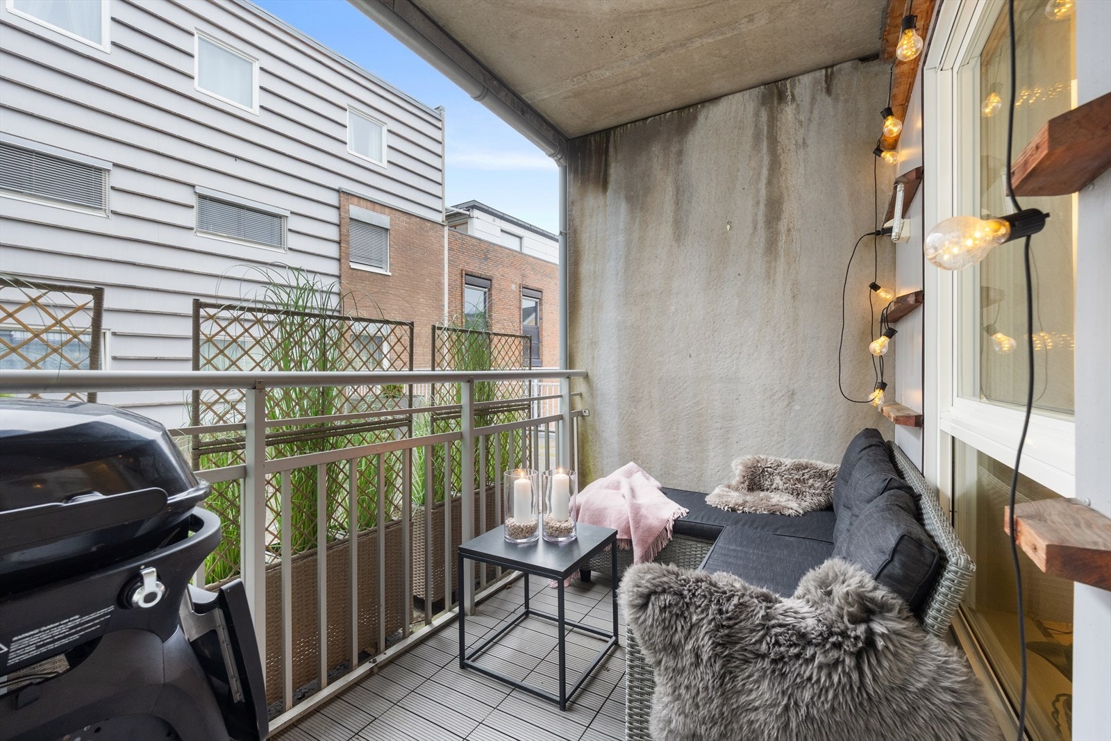 Balkongen gir plass for diverse utemøblement Galleribilde