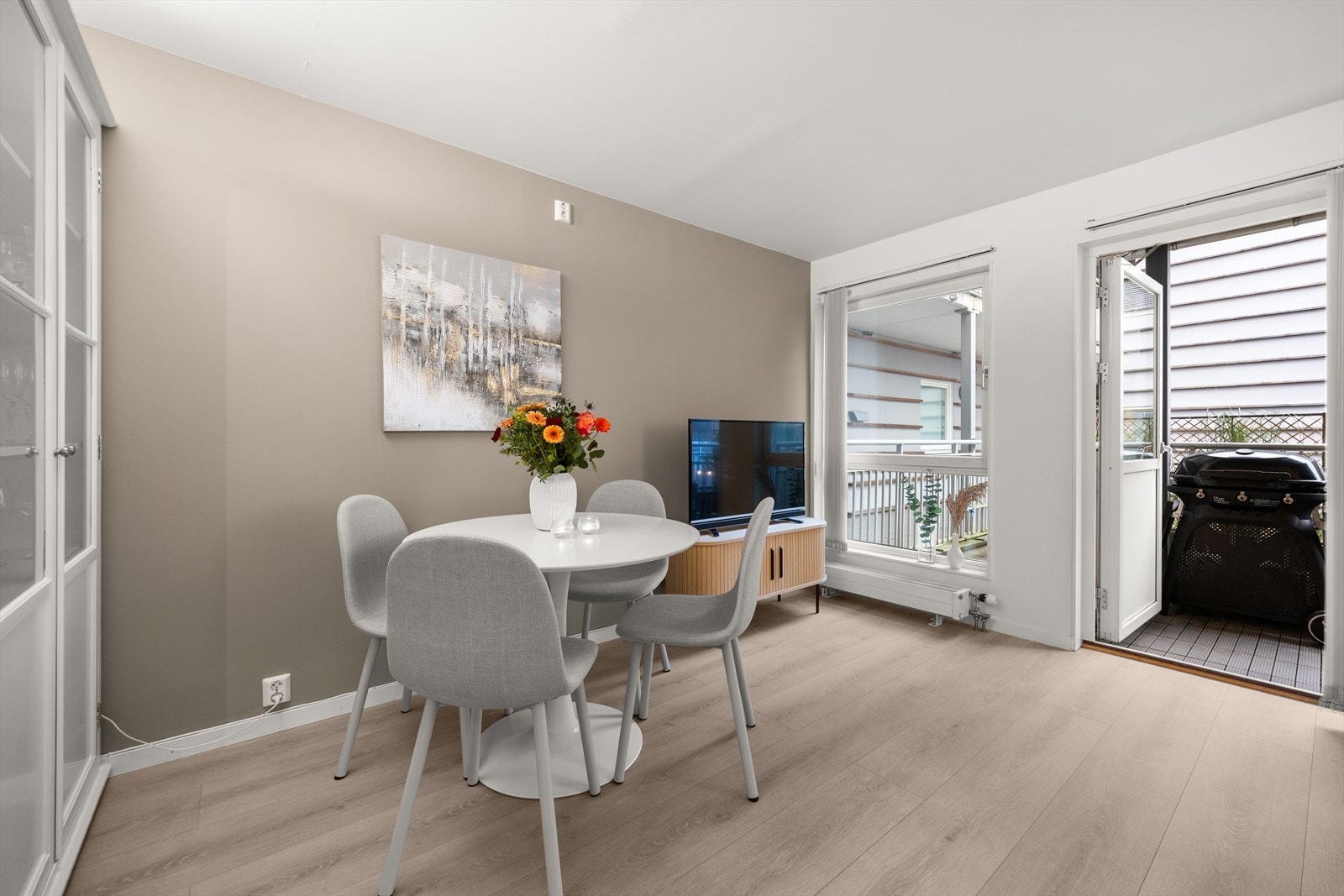 Stuen er oppgradert i 2022 med nytt laminatgulv Galleribilde