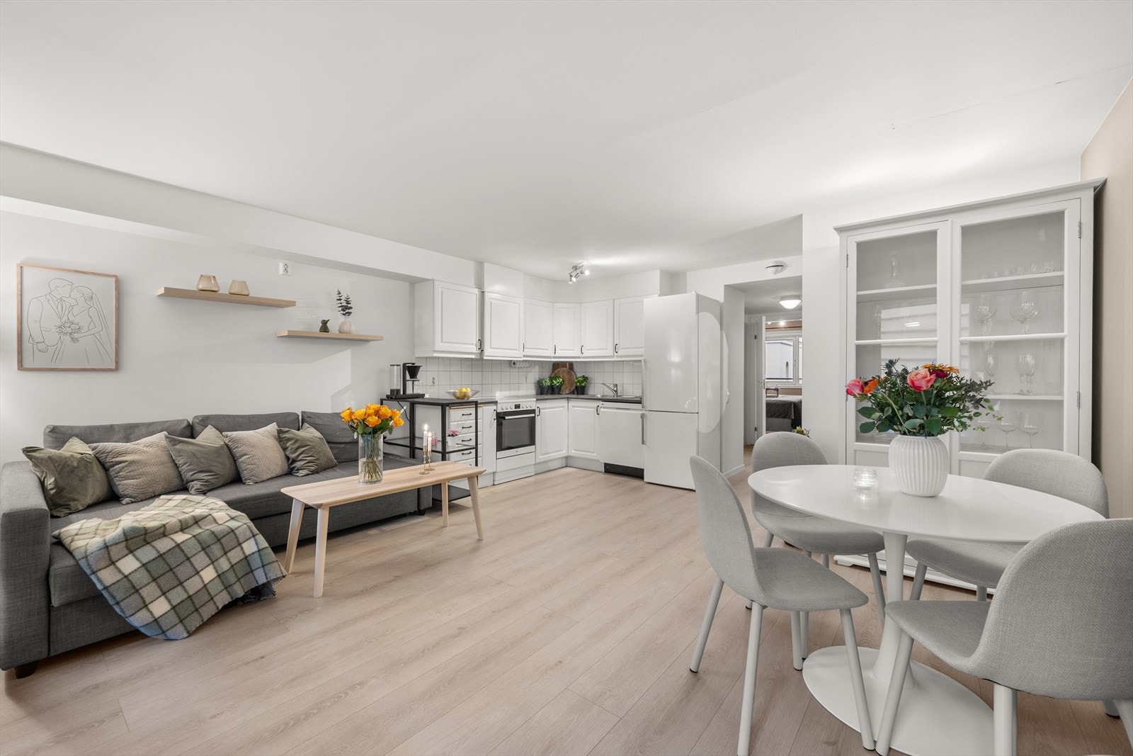 Stuen gir enkelt plass for sofagruppe med tilhørende tv-møblement Galleribilde