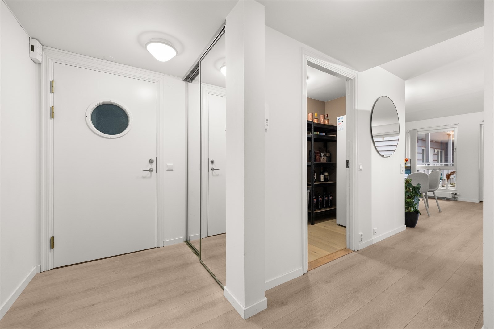 Praktisk med skyvedørsgarderobe i entré, samt direkte tilknytning til bod Galleribilde