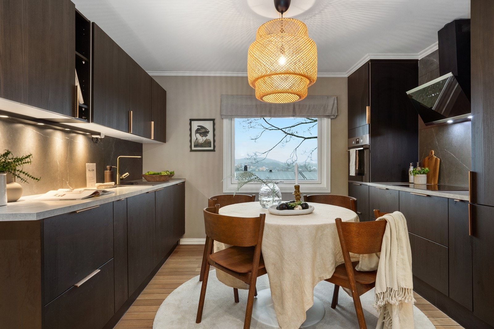 Velkommen til Ryggeveien 34 - presentert av Eiendomsmegler1 v/ Michael Johansen. Her har man bl.a. et stilrent kjøkken med HTH kjøkkeninnredning fra 2021 og pent baderom som er oppusset i 2015. Galleribilde