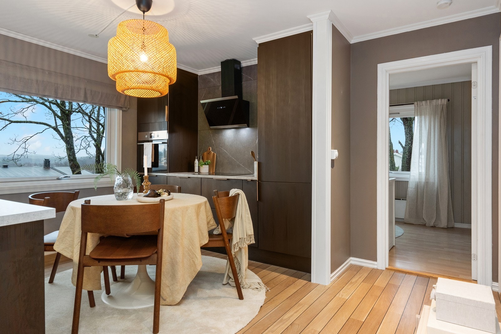 Kjøkkenet har slette fronter og laminat benkeplate. Integrert komfyr, induksjonstopp, kjøl/fryseskap og oppvaskmaskin. Galleribilde