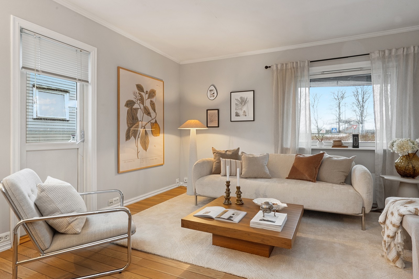 Lys stue med god plass til ønsket møblering Galleribilde