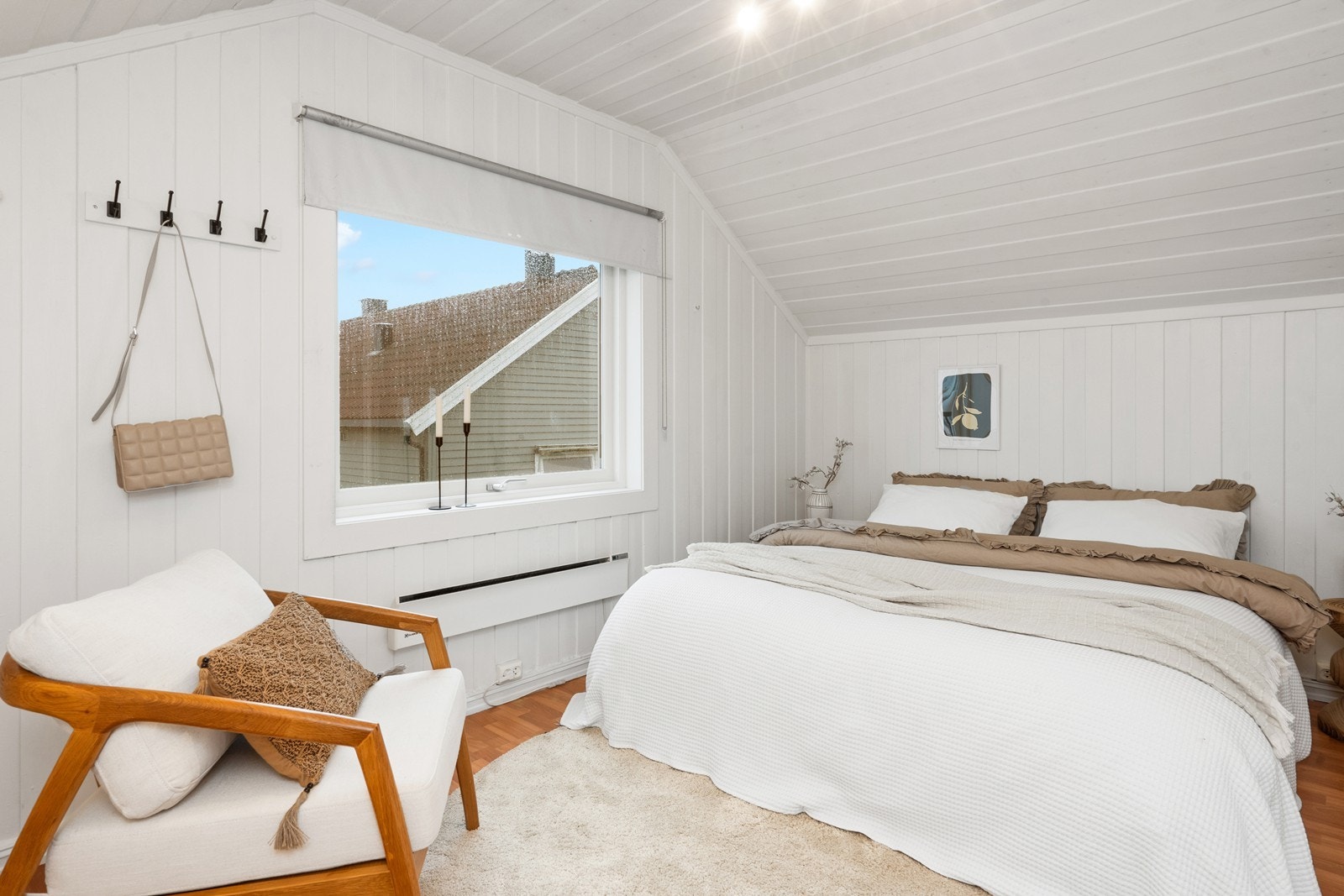 Romslig soverom i loftsetasjen Galleribilde