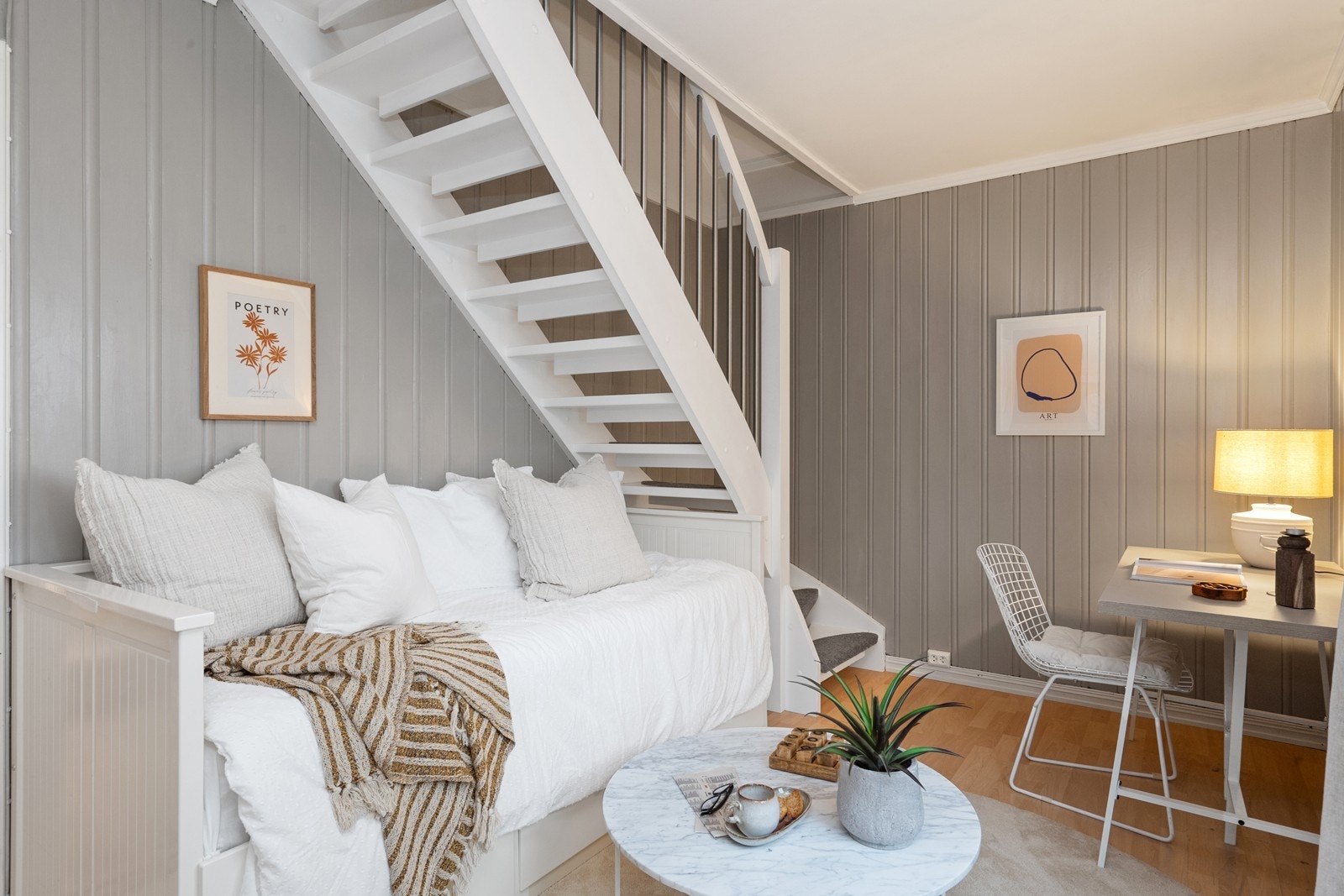 Trapp til soverom i loftsetasjen via soverom i 2. etasje. Galleribilde