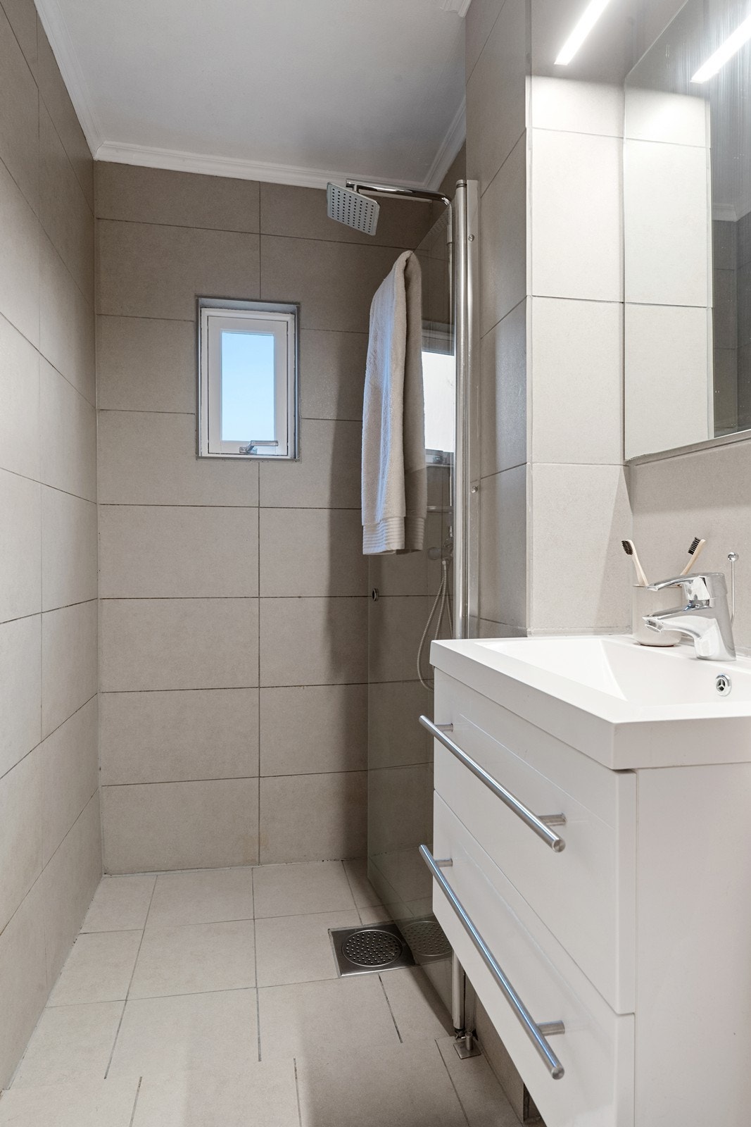 Pent og stilrent baderom oppusset i 2015. Galleribilde