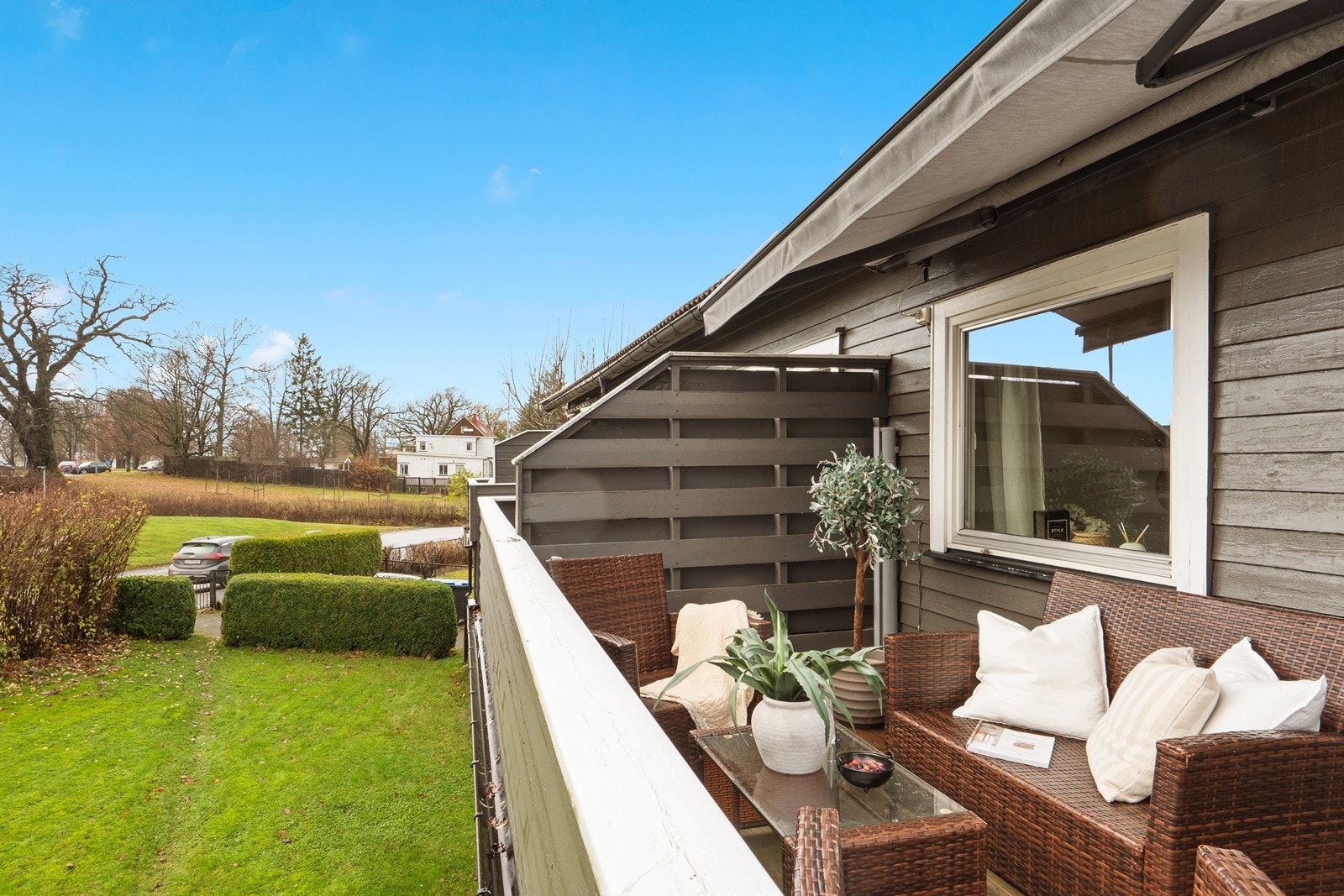 Balkongen er solrik og på hele 16 kvm. Det er montert elektrisk markise. Galleribilde