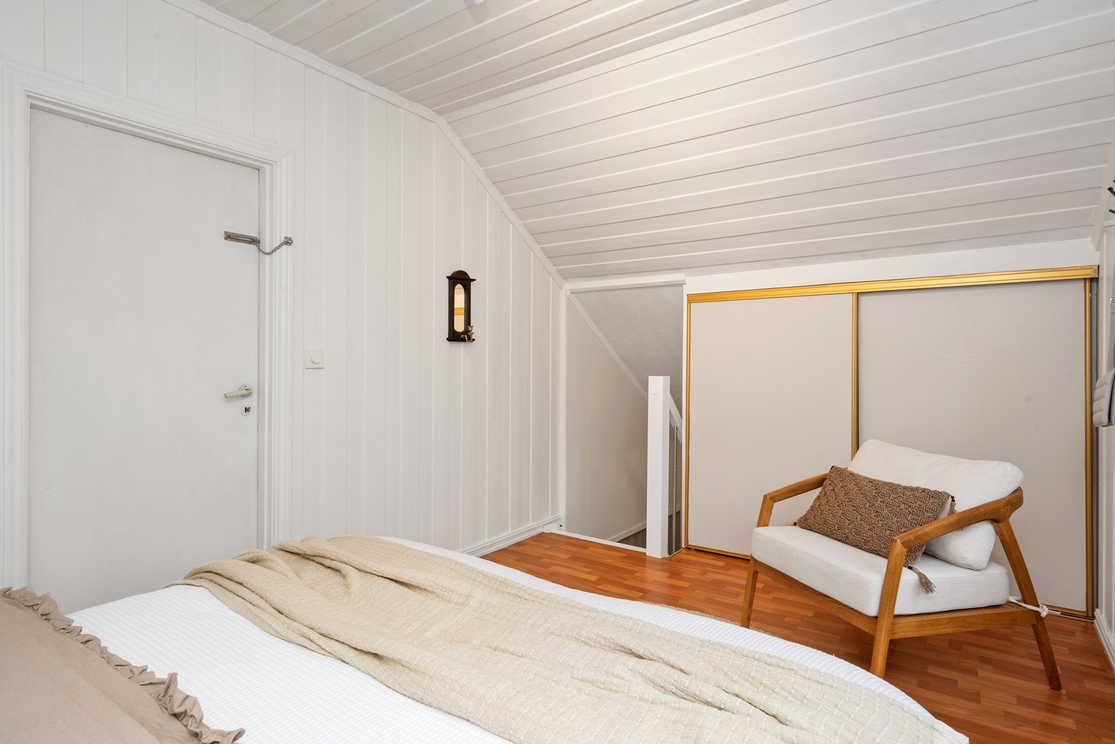 Det er godt med lagringsplass i kneveggene Galleribilde