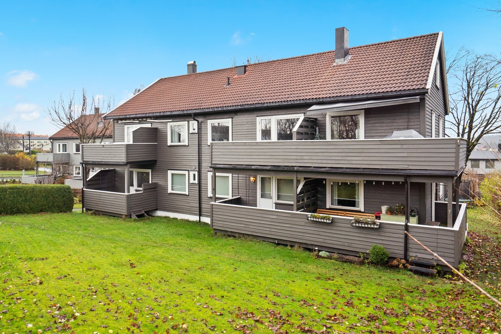 Boligen ligger i et veletablert og meget populært boligområde på Ørejordet hovedsaklig bestående av småhusbebyggelse. Galleribilde