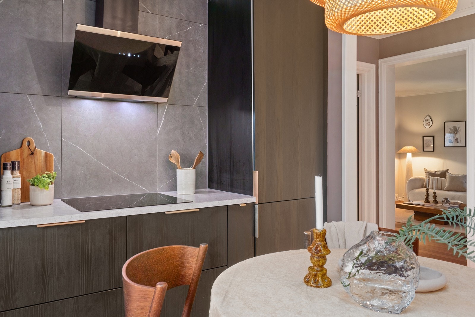 Det er plass til en hyggelig spisegruppe på kjøkkenet Galleribilde