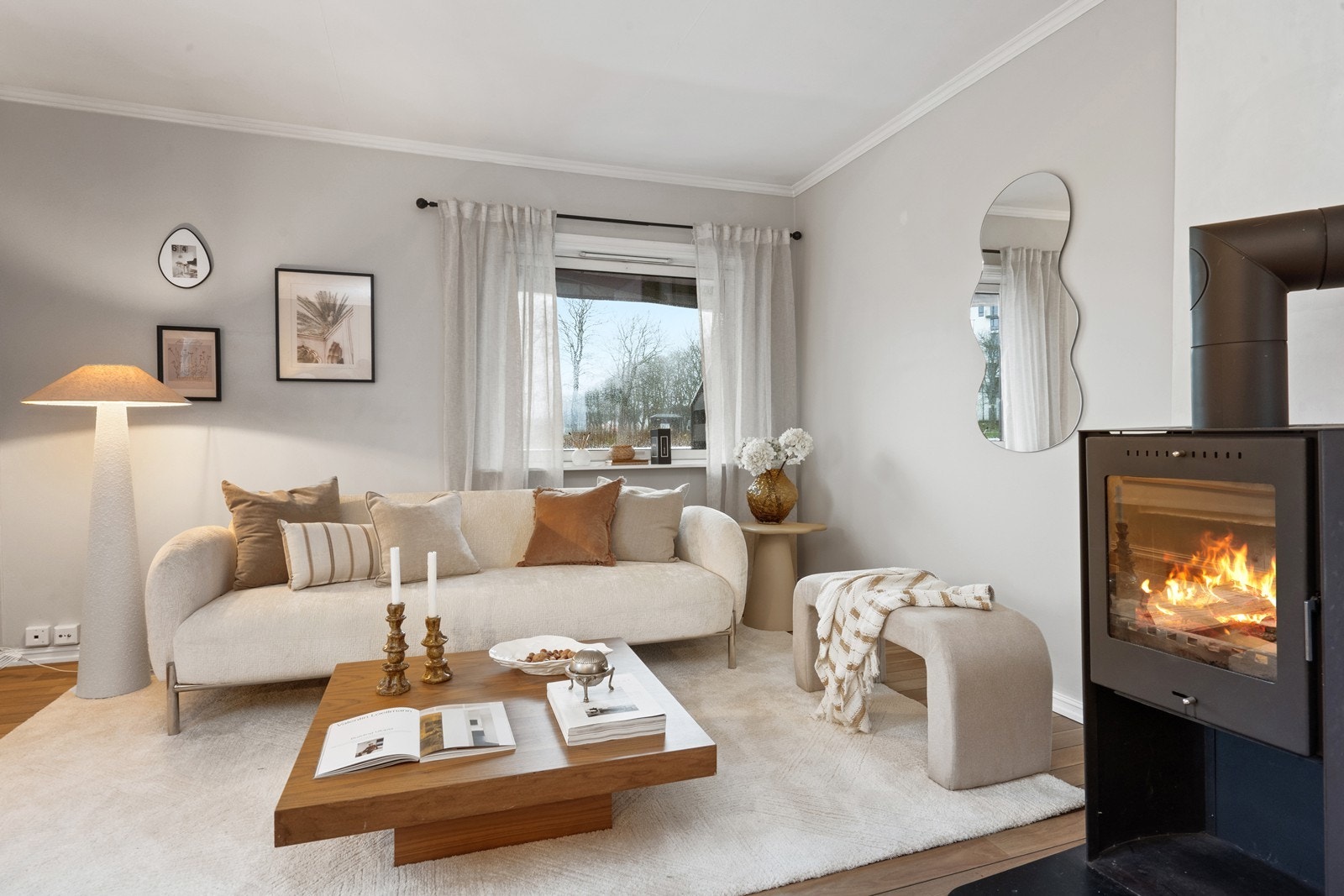 Det er montert en flott peisovn med glassfelt i rommet, for ekstra hygge og varme på kalde dager Galleribilde