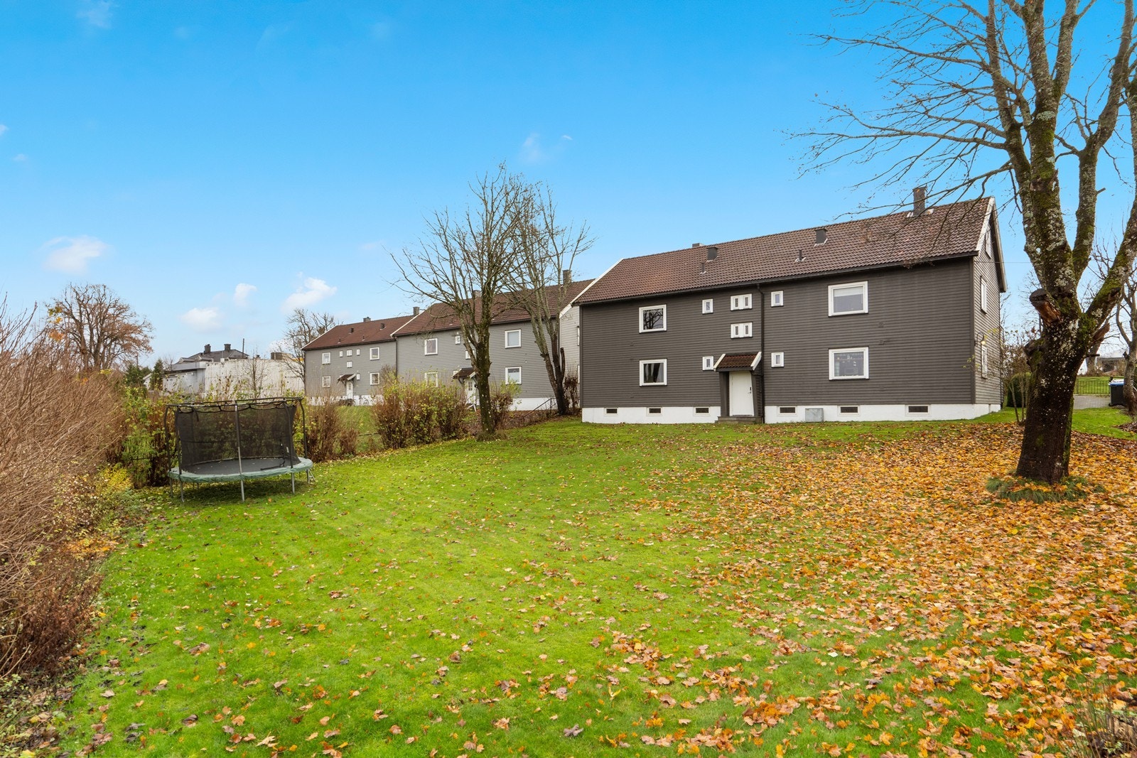 Det er fine og luftige grøntarealer mellom bebyggelsen Galleribilde