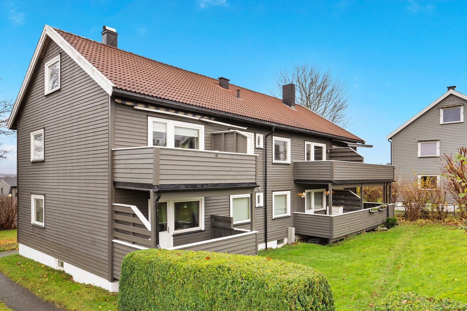 Dett er gangavstand til Moss sentrum samt handelsområdet i Varnaveien med blant annet Rygge Storsenter, matbutikker, spisesteder, helsepark m.m Galleribilde