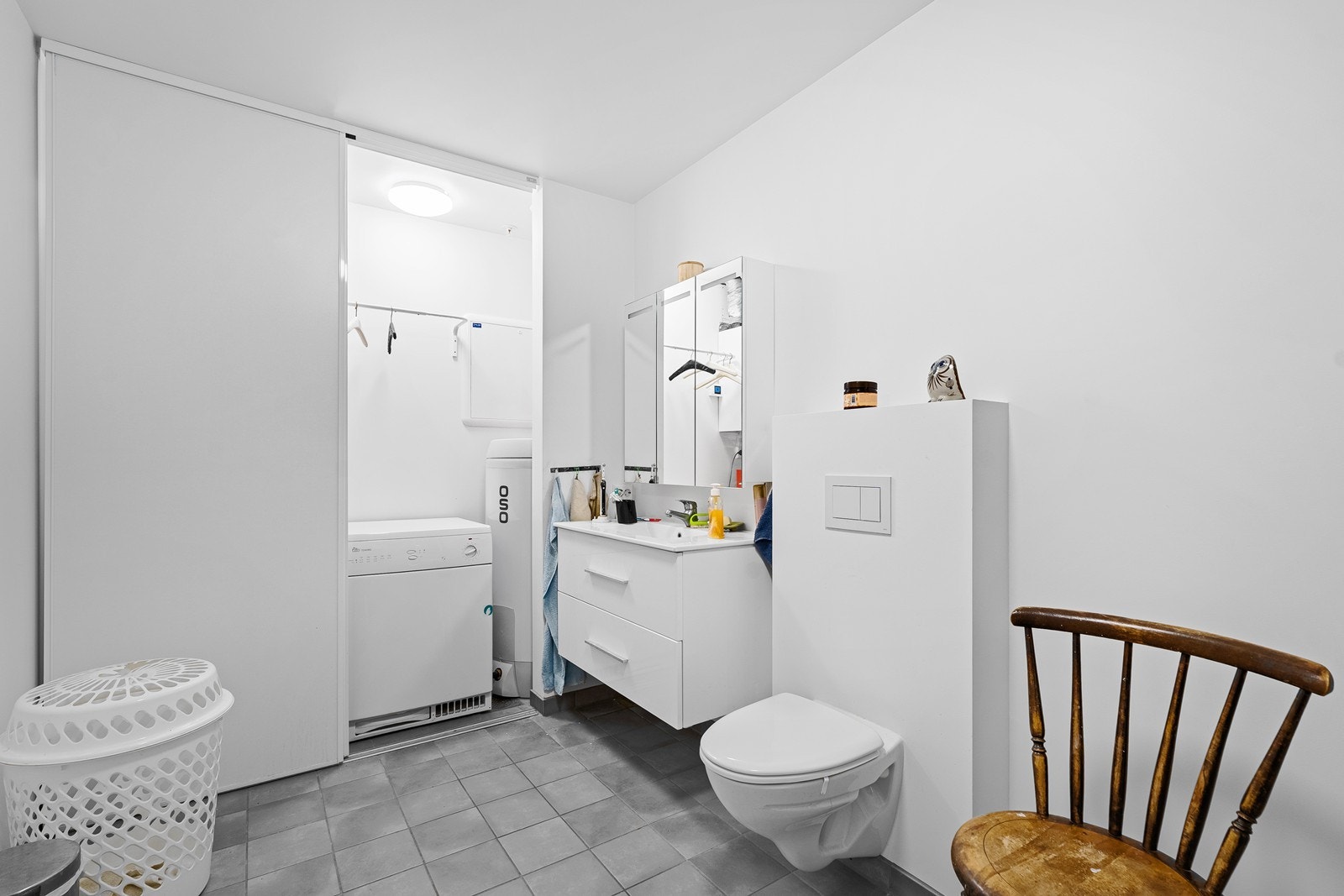 Baderom med oppheng for vaskemaskin og tørketrommel. Galleribilde