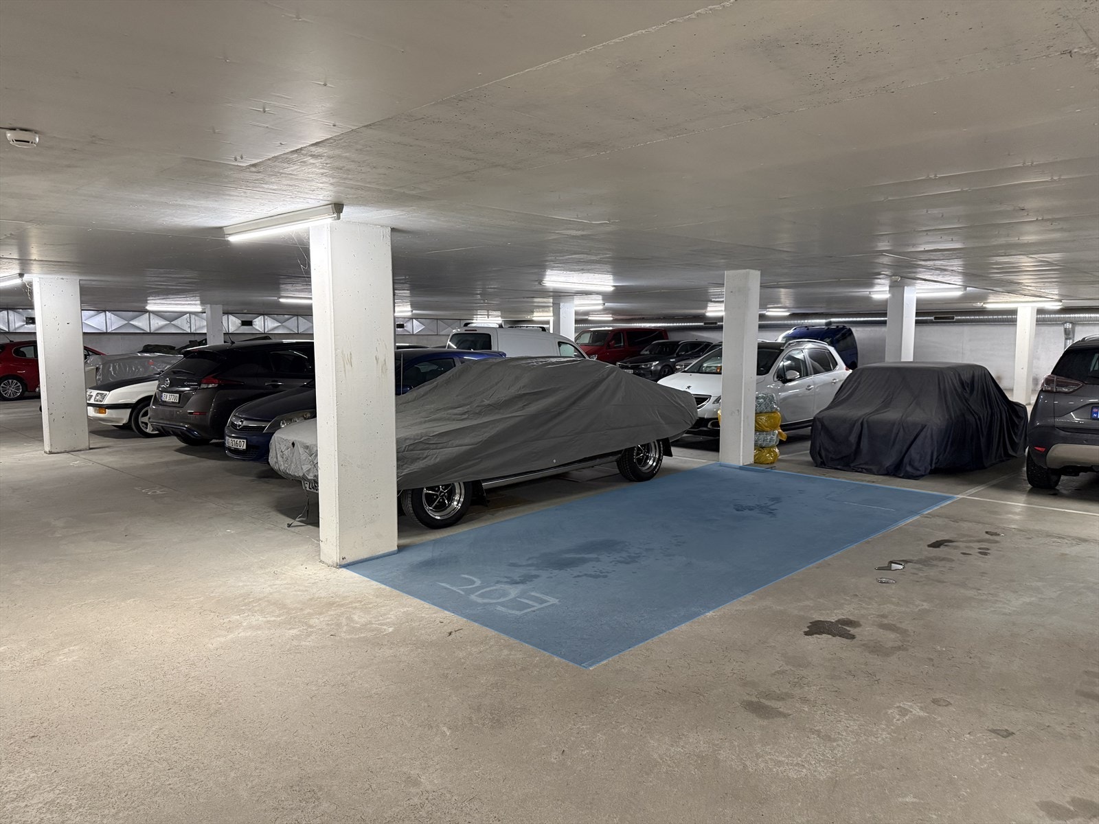 P-plass skrevert i blått Galleribilde