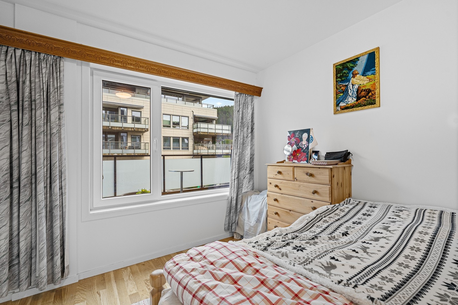 Soverom med plass til dobbeltseng og garderobeskap! Galleribilde