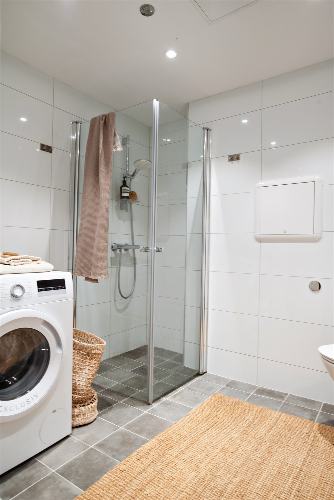 Det er varmekabler i gulvet og innfelte downlights i himling. Galleribilde