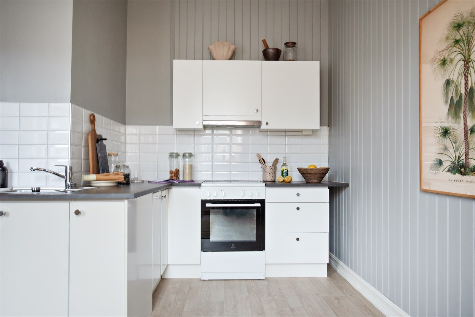 Kjøkkenet er utstyrt med frittstående oppvaskmaskin, komfyr og kjøl/frys. Galleribilde