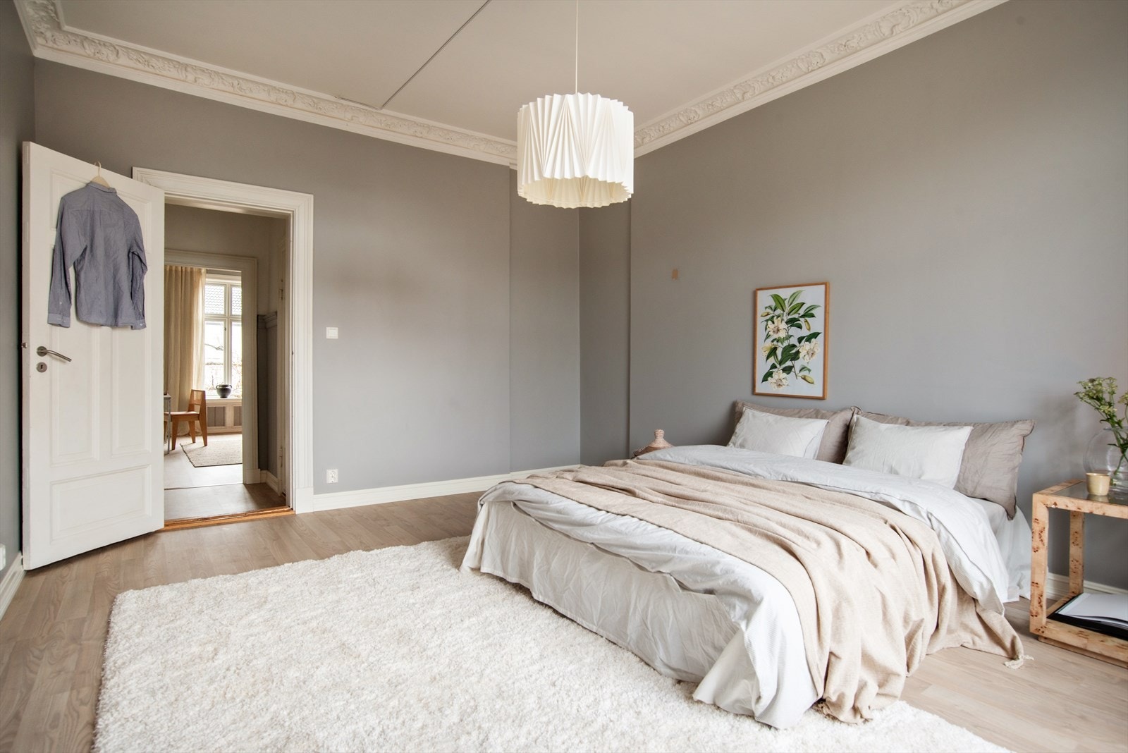 Rommet har klassisk stukkatur. Galleribilde