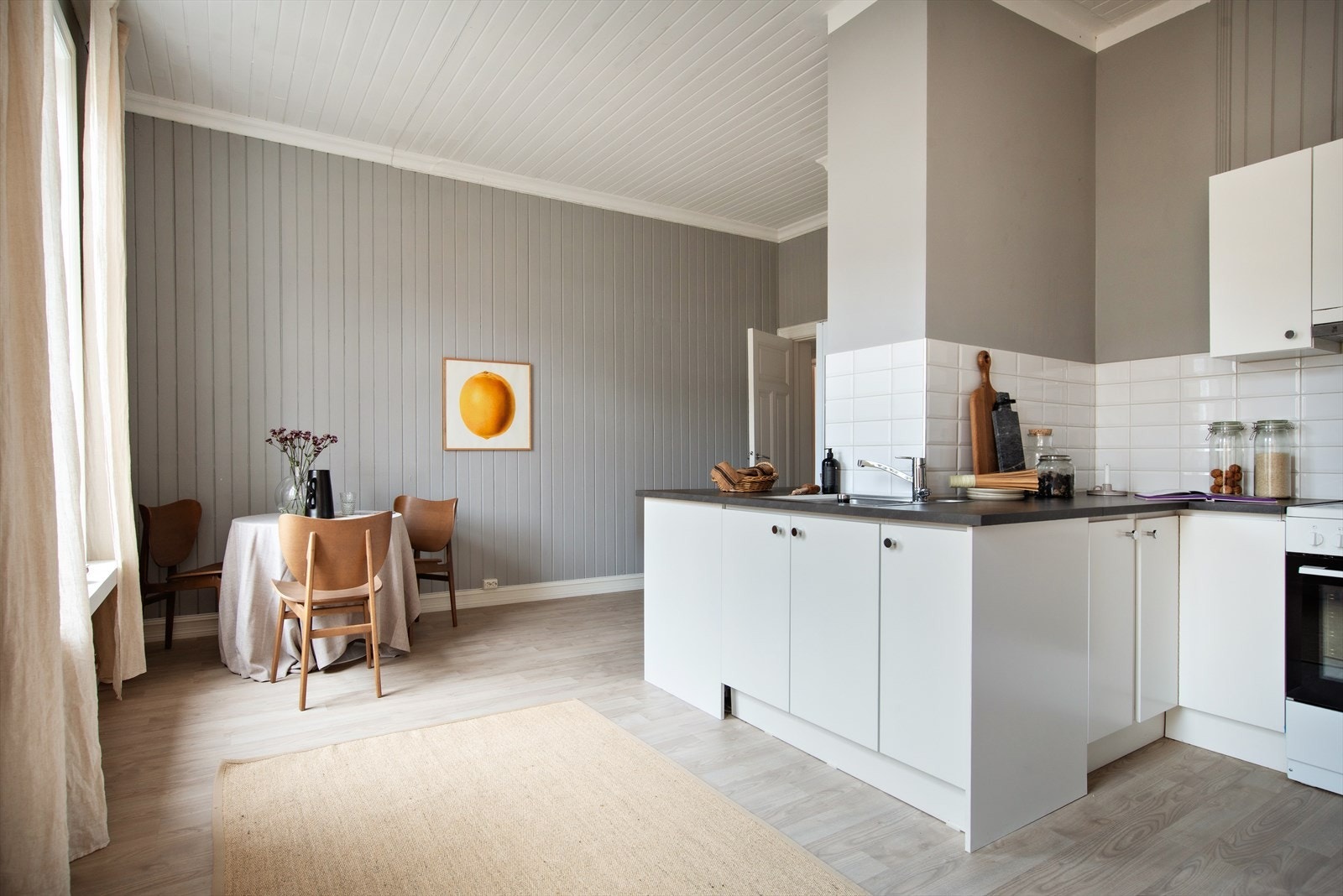 Her er det plass til spisebord, dette er praktisk i en hektisk hverdag. Galleribilde