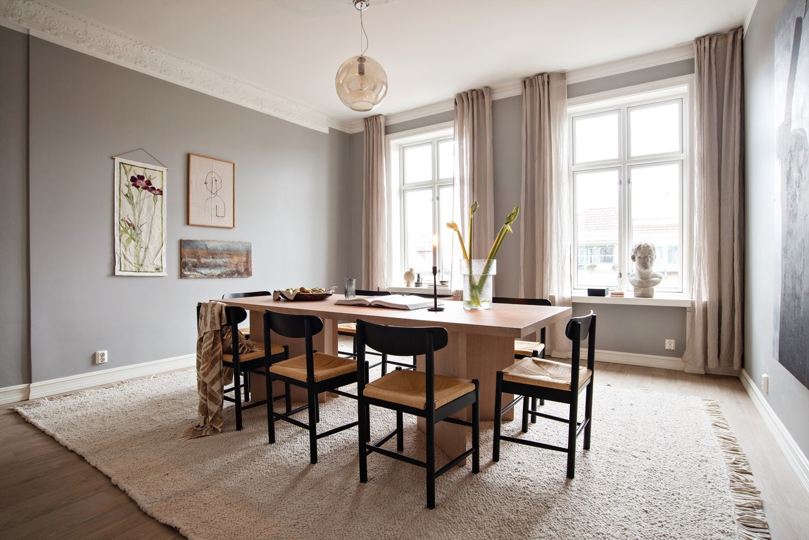 Også her er det store vindusflater som skaper mye naturlig lysinnslipp. Galleribilde