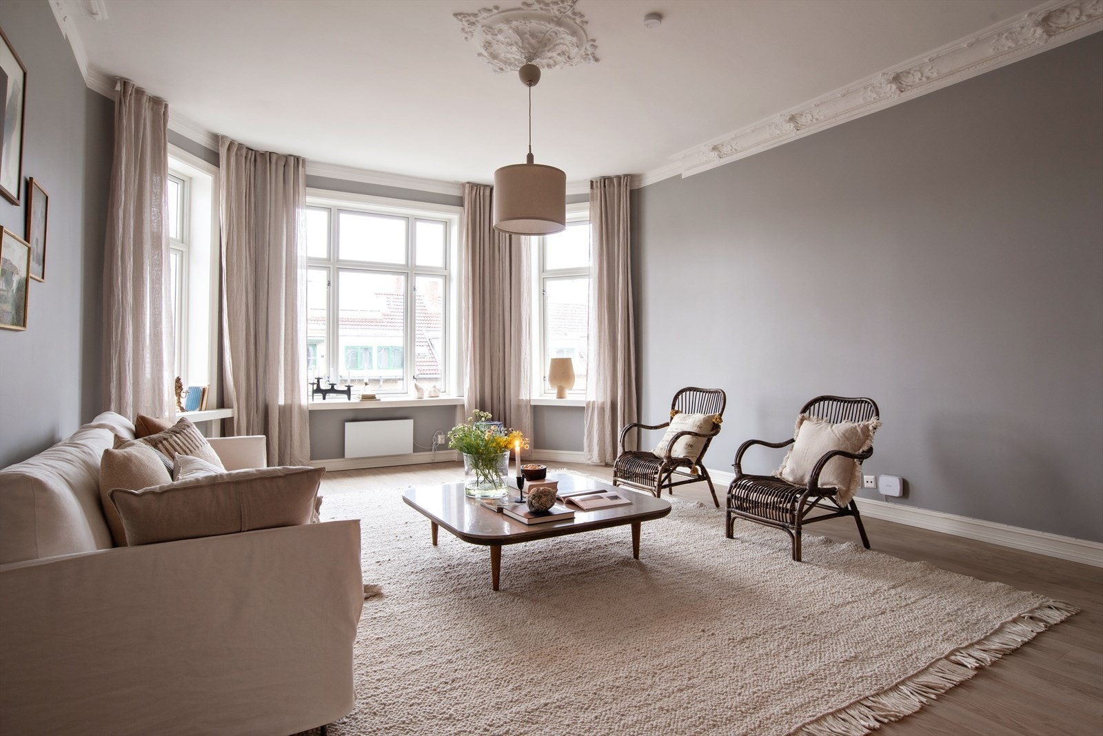 Vinduskarnapp i stue bidrar til mye naturlig lysinnslipp i rommet. Galleribilde