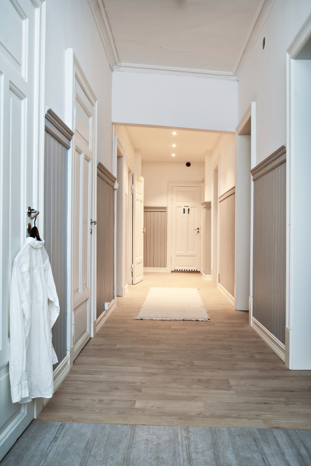 Her er det klassiske brystninger på veggene. Trappeadkomst til etasjen leiligheten ligger i. Galleribilde