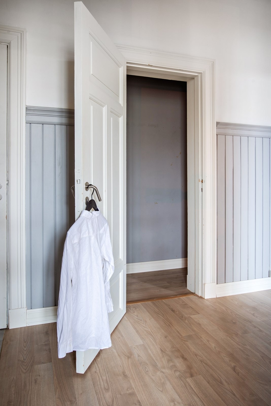 Det er 2 innebygde skap for oppheng av yttertøy i entréen. Galleribilde