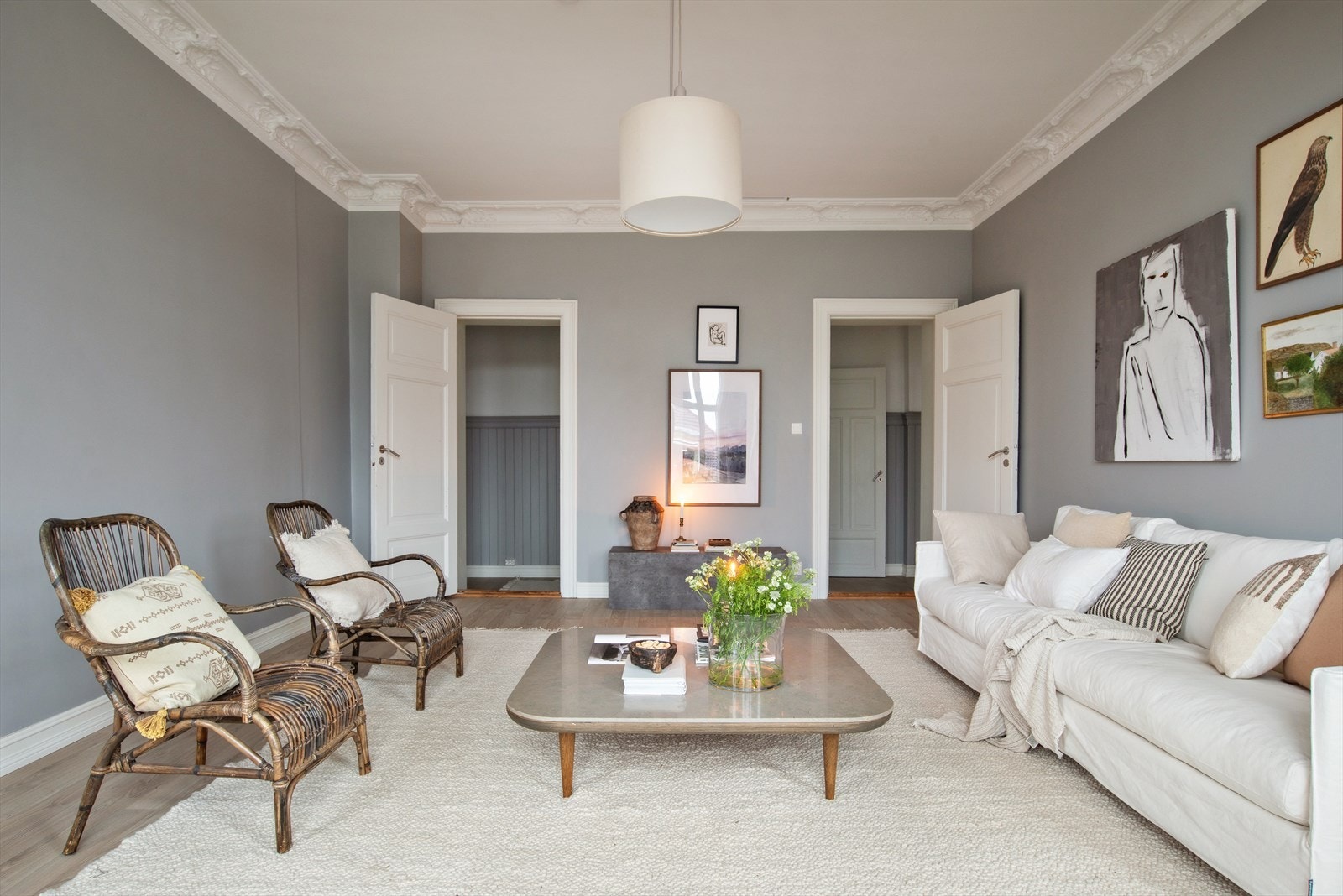 Rommet har 3 meter under taket. noe som skaper en luftig og god atmosfære. Galleribilde