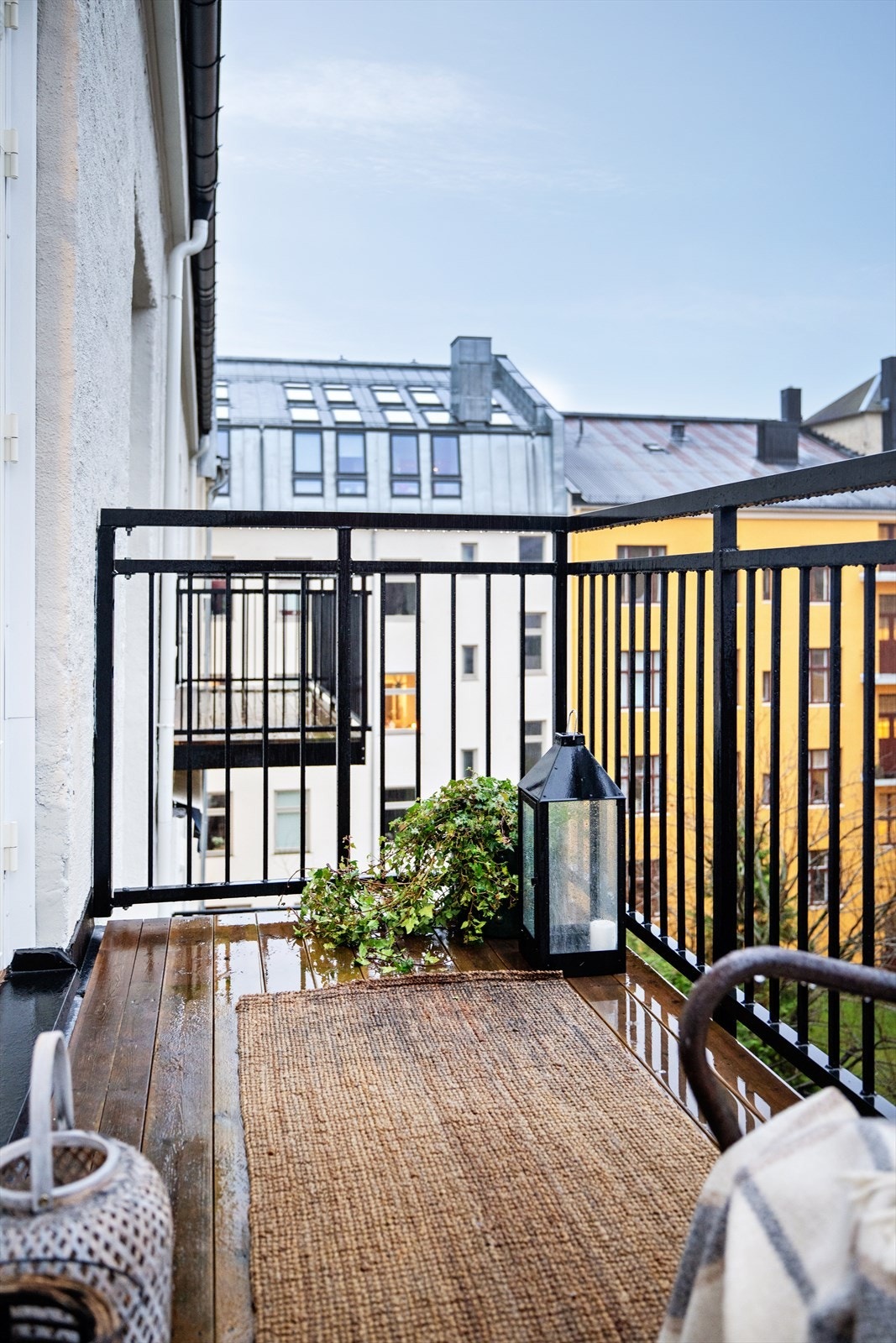 Balkongen vender inn mot bakgård. Galleribilde