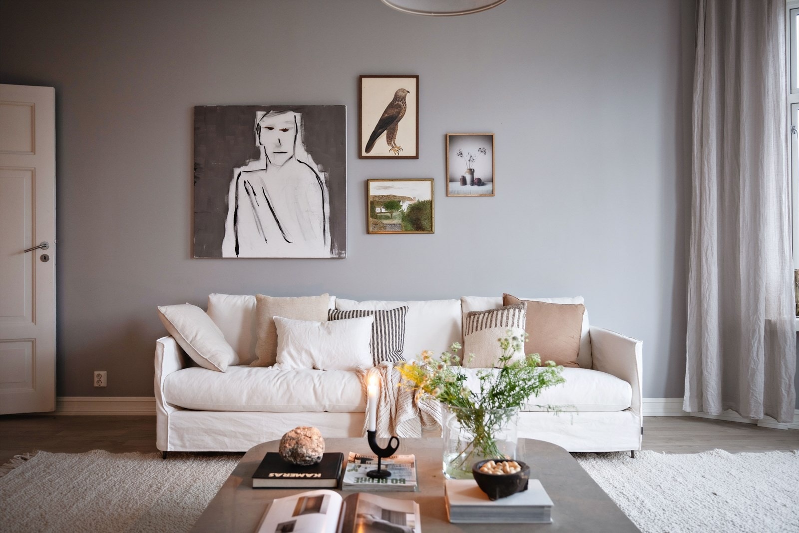 I stuen er det god plass til sittegruppe og annet møblement. Galleribilde