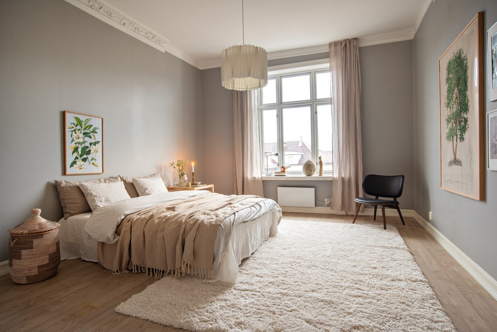 Boligens hovedsoverom er av svært god størrelse med plass til dobbeltseng med nattbord på hver side og annet møblement. Galleribilde