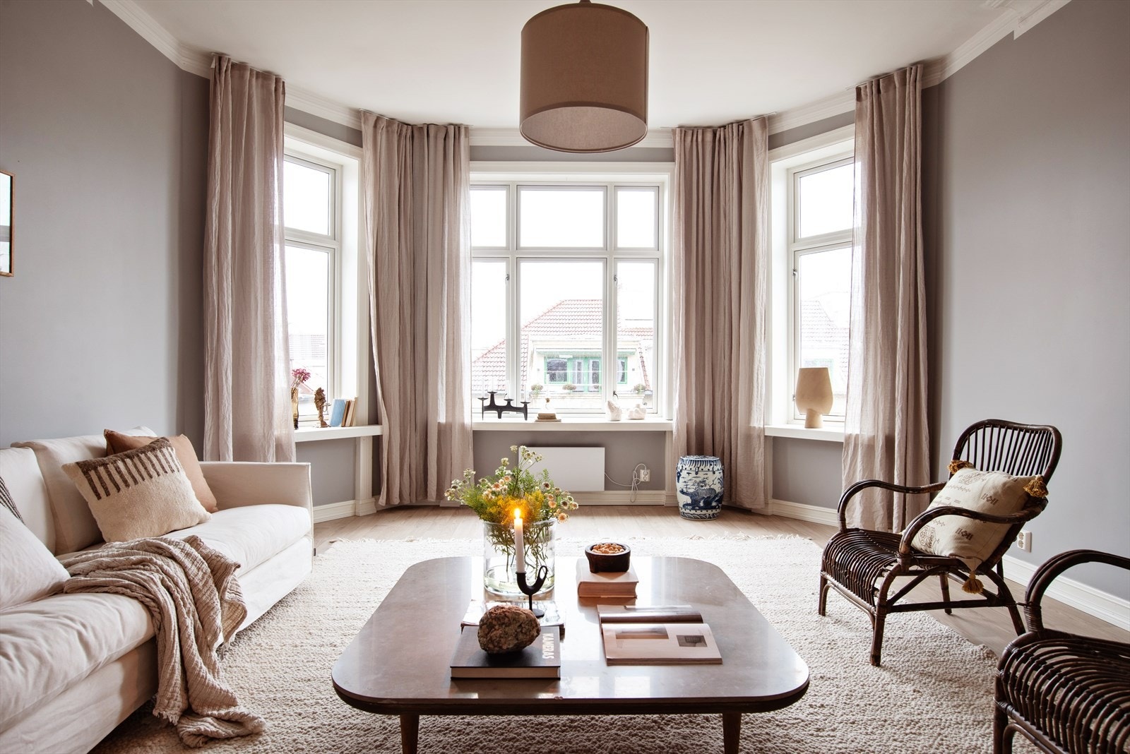 En klassisk, lys og gjennomgående leilighet med attraktiv beliggenhet. Galleribilde