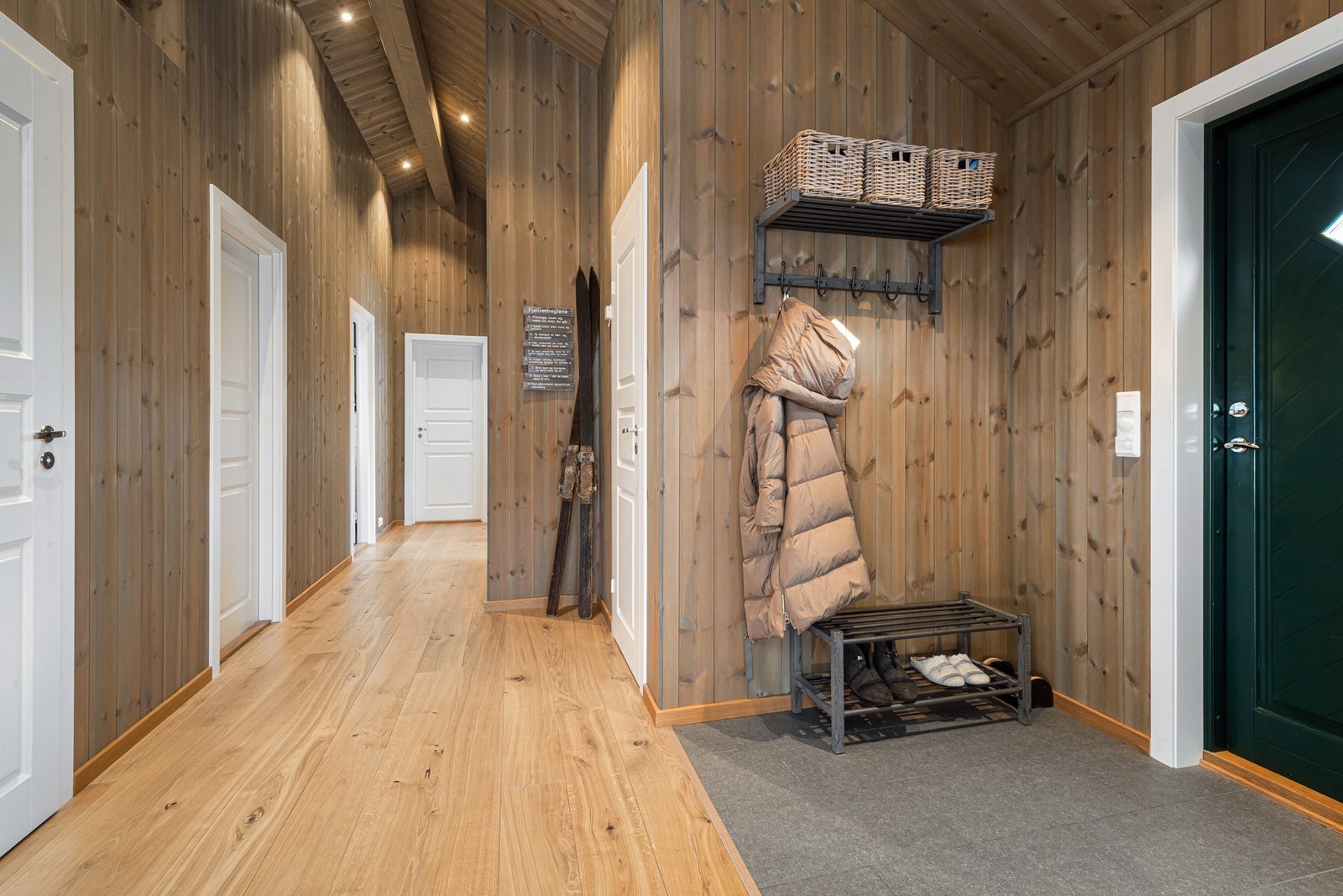 I entreen har du plass til å legge fra deg yttertøyet. Galleribilde