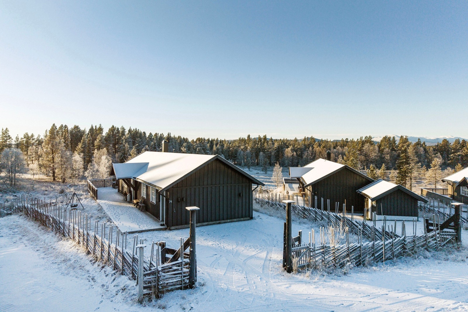 Inngjerdet eiendom med skigaard. Galleribilde