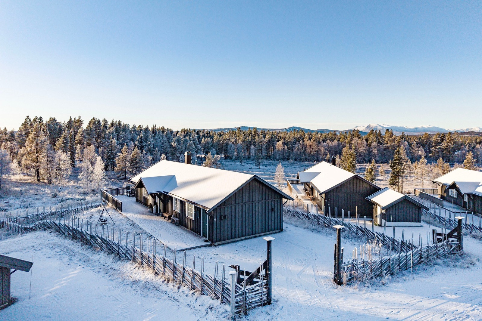 Plass til flere biler på tomten. Galleribilde