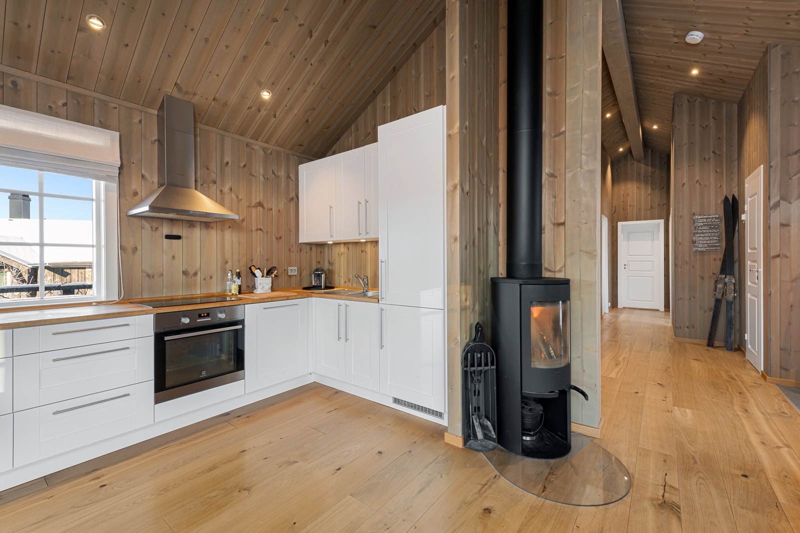 Den åpne løsningen gjør de sosiale sammenkomstene ekstra hyggelige. Galleribilde