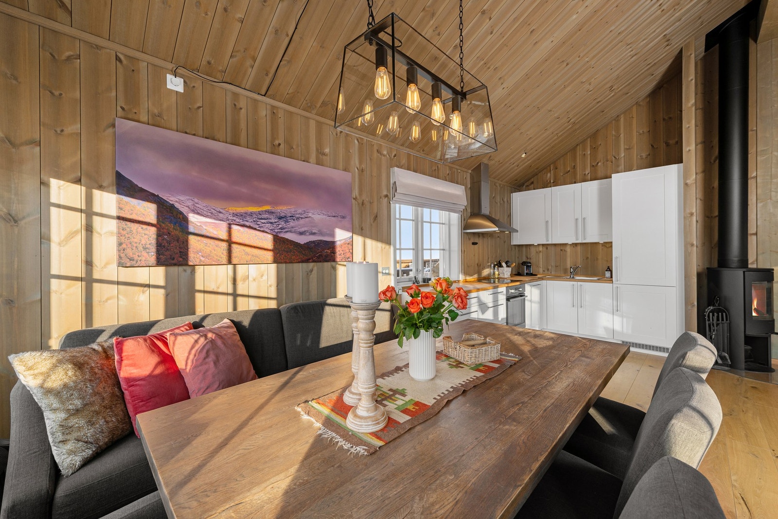 ved kjøkkenet er det god plass til en spisegruppe. Galleribilde