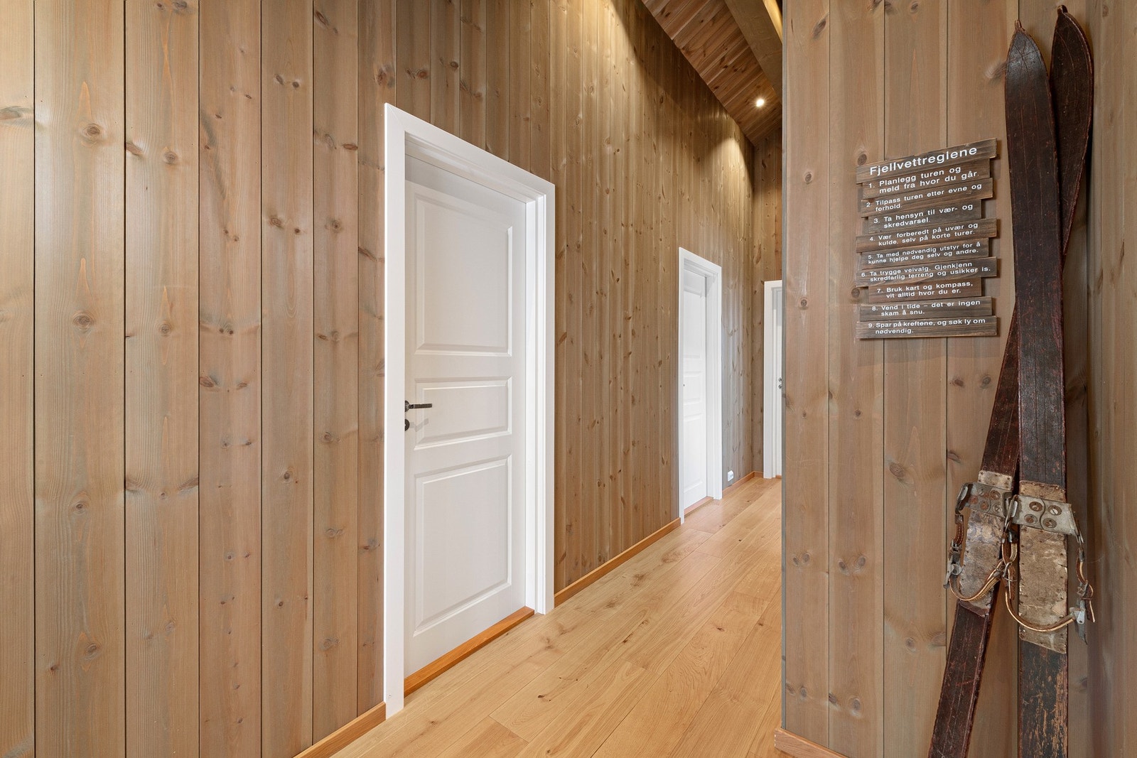 Gang videre inn til soverommene og badet. Galleribilde