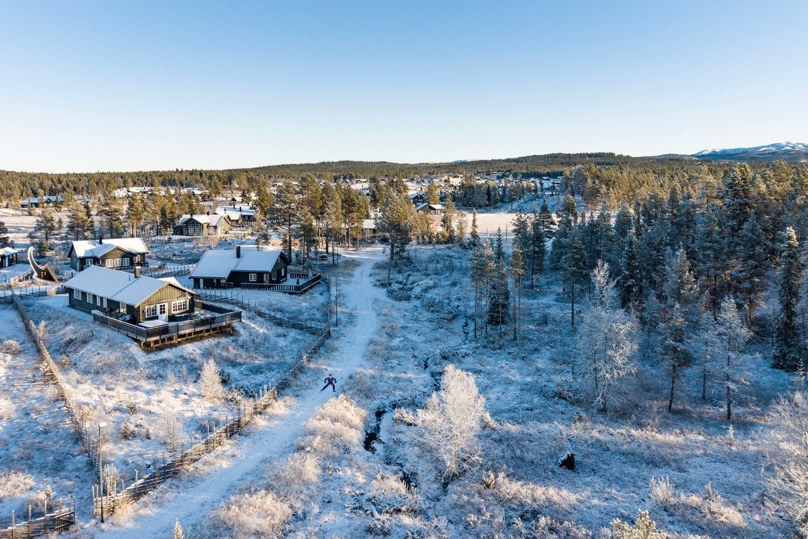 Skiløypen går rett forbi hytta. Her kan du bare spenne på deg skiene og gå rett ut i løypene. Galleribilde