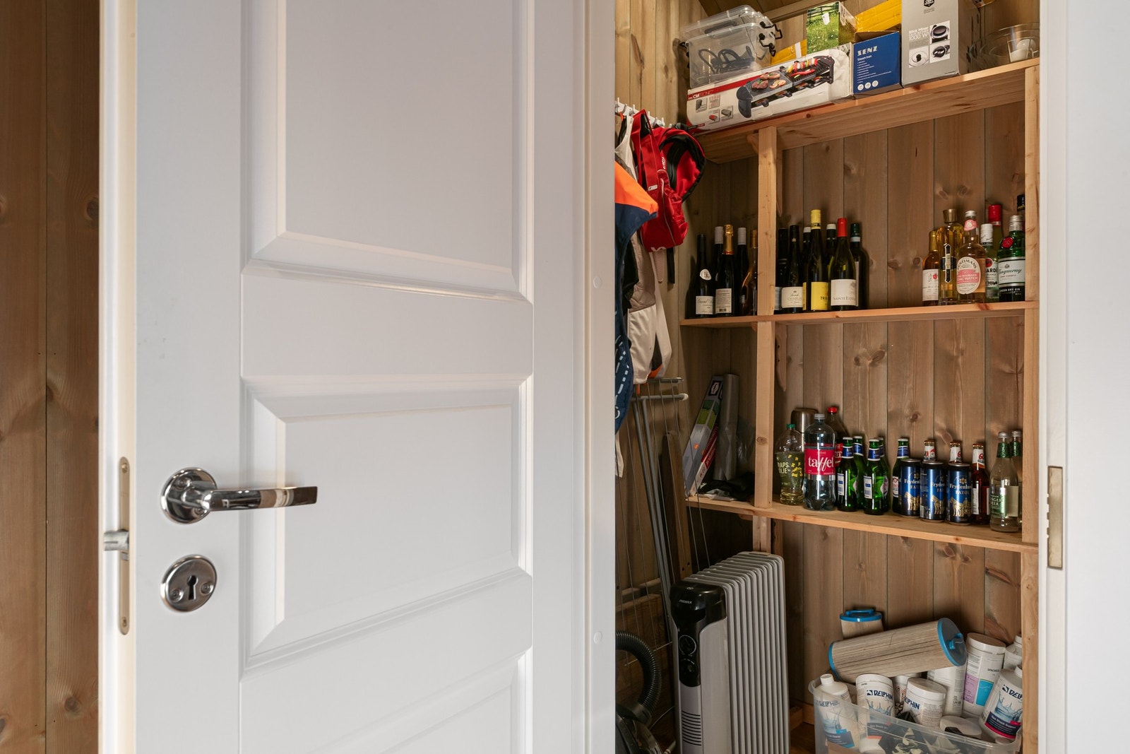 Ekstra bod inne i hytta for ekstra oppbevaring. Galleribilde