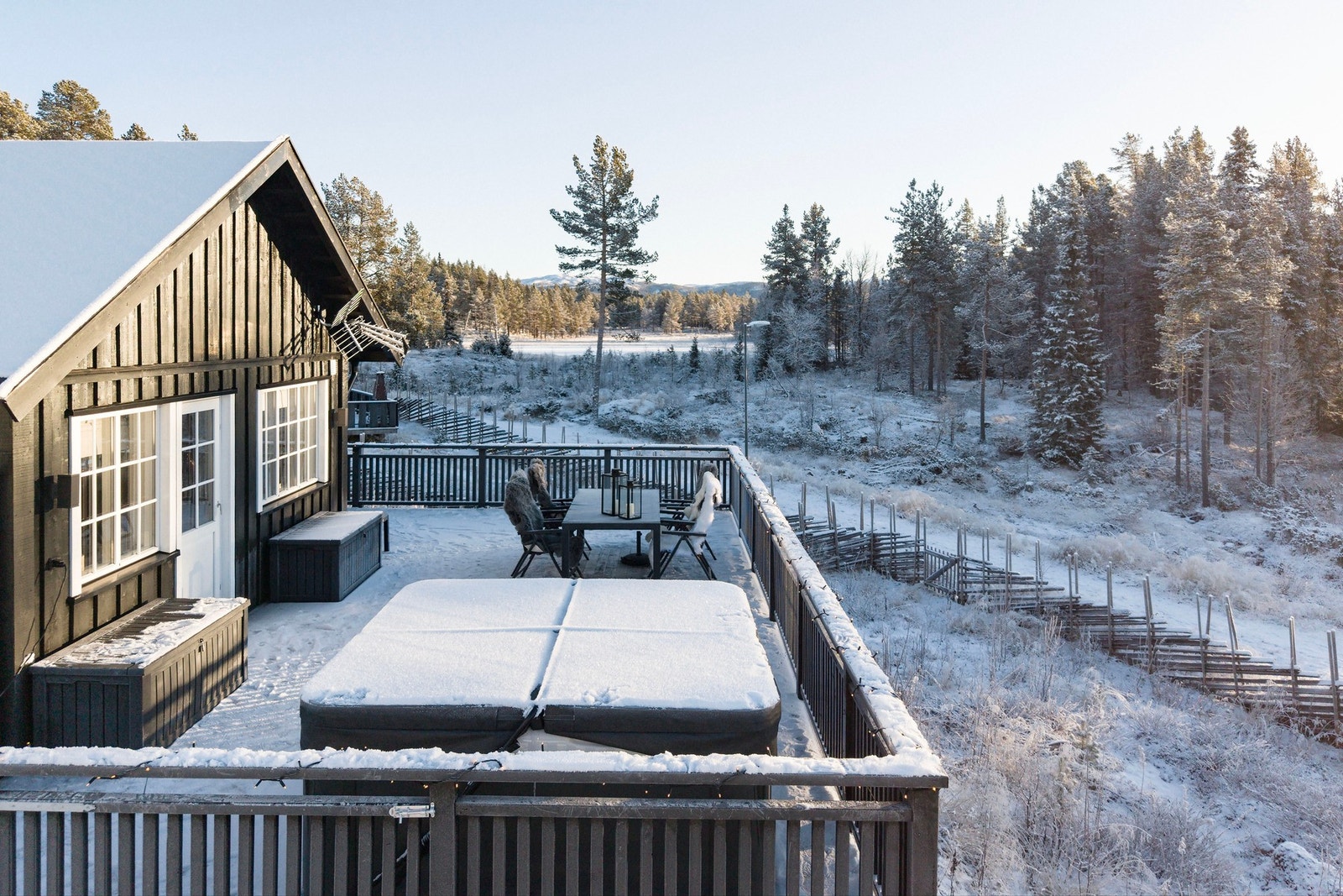 Stor veranda med plass til flere sittegrupper. Galleribilde