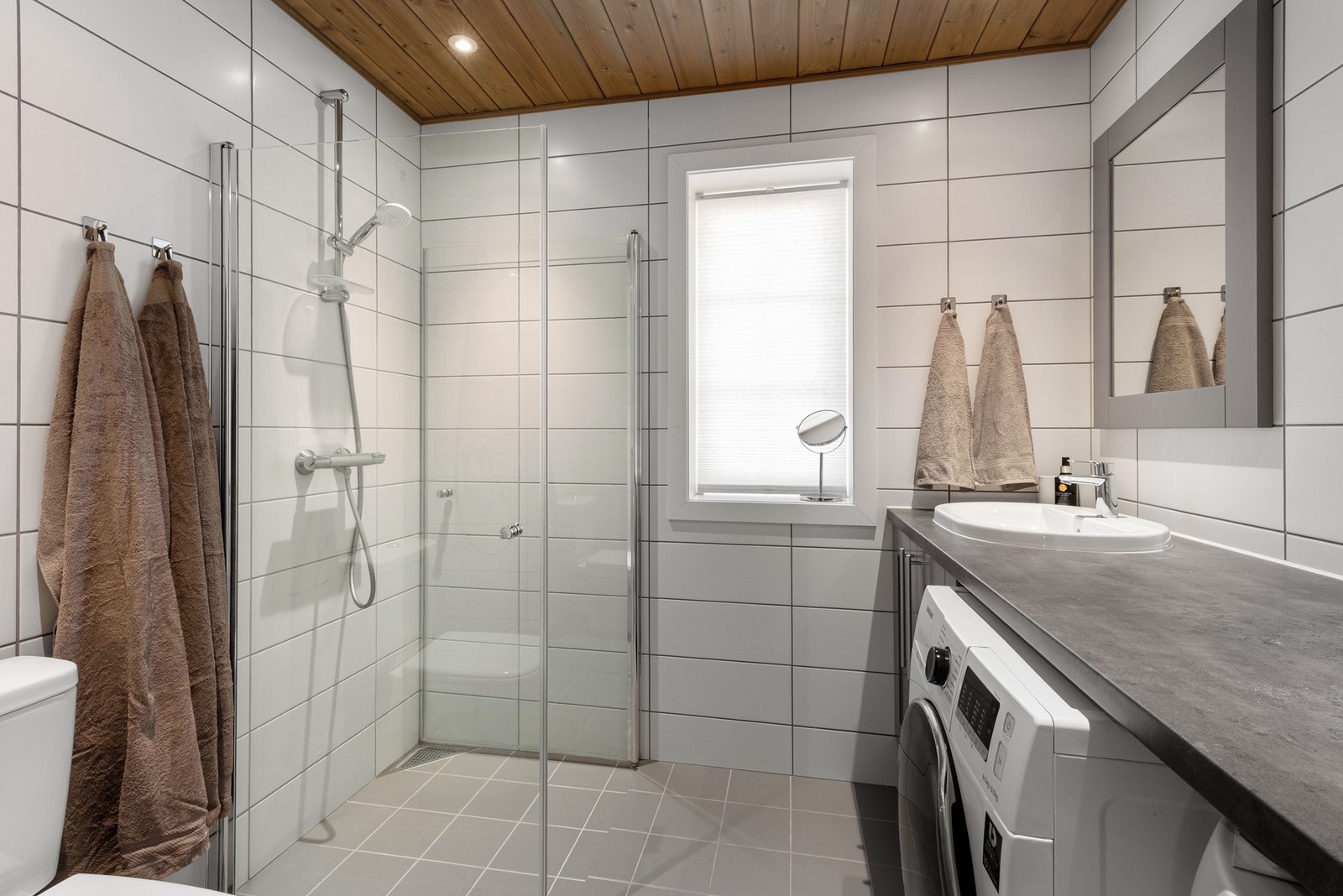 Badet er innredet med lyse fliser på veggene og gulvet. Galleribilde