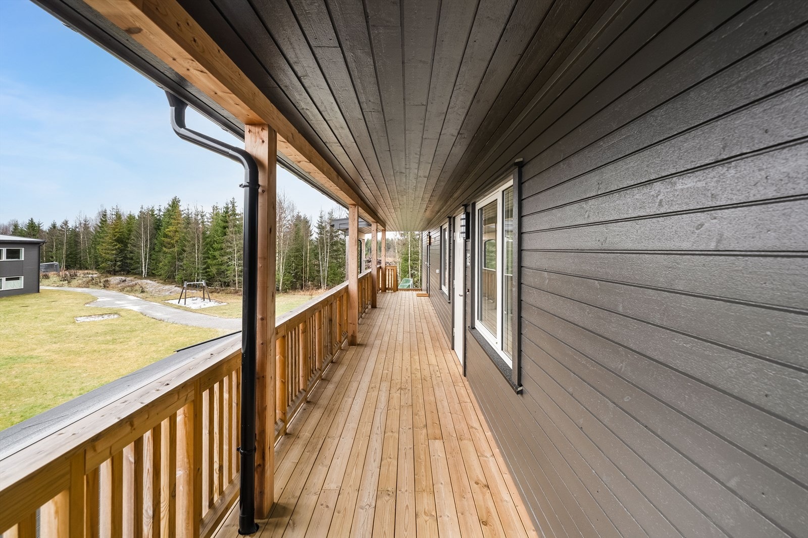 Overbygget svalgang ved inngangsparti. Galleribilde