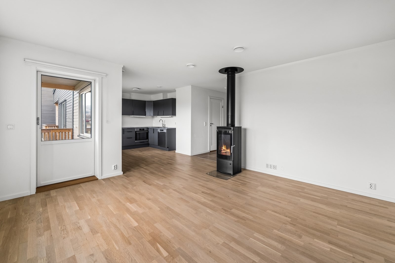 I stuen er det peisovn med mulighet for vedfyring. Galleribilde