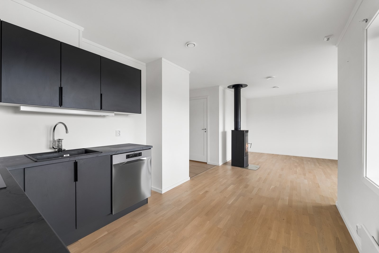 Utenfor kjøkkenet er det plass til spisebord. Galleribilde