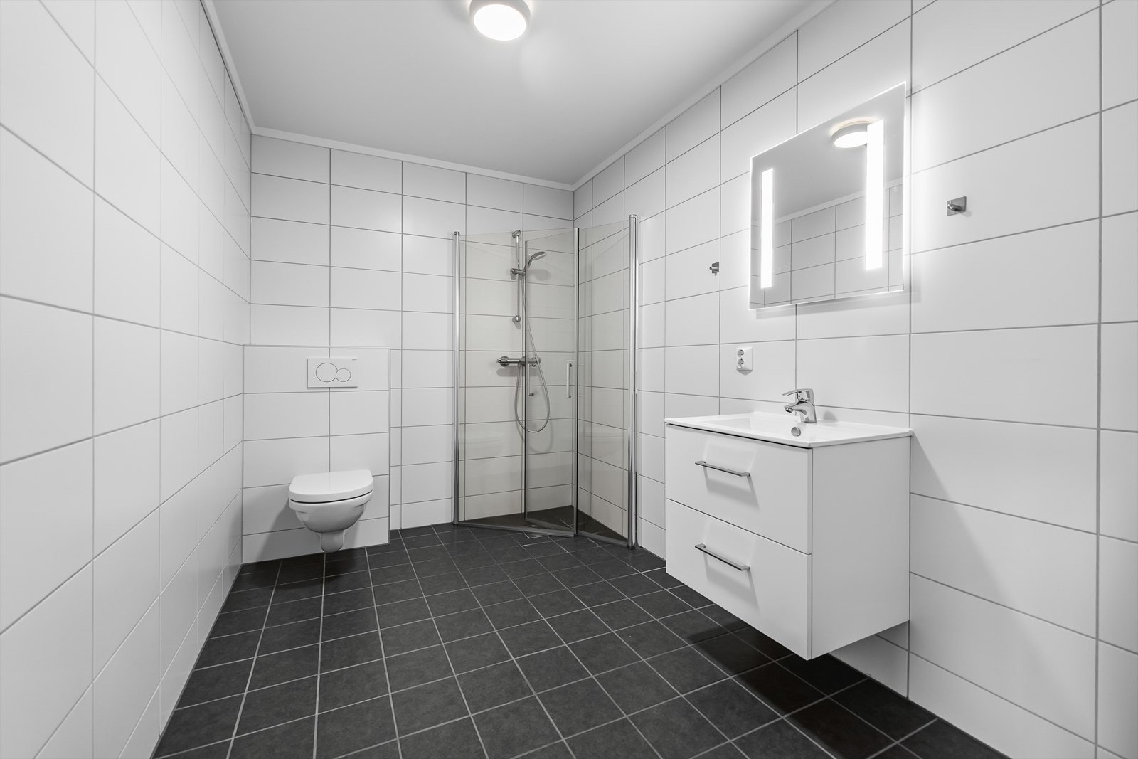 Fint flislagt bad med gulvvarme. På badet er det opplegg for vaskemaskin. Galleribilde