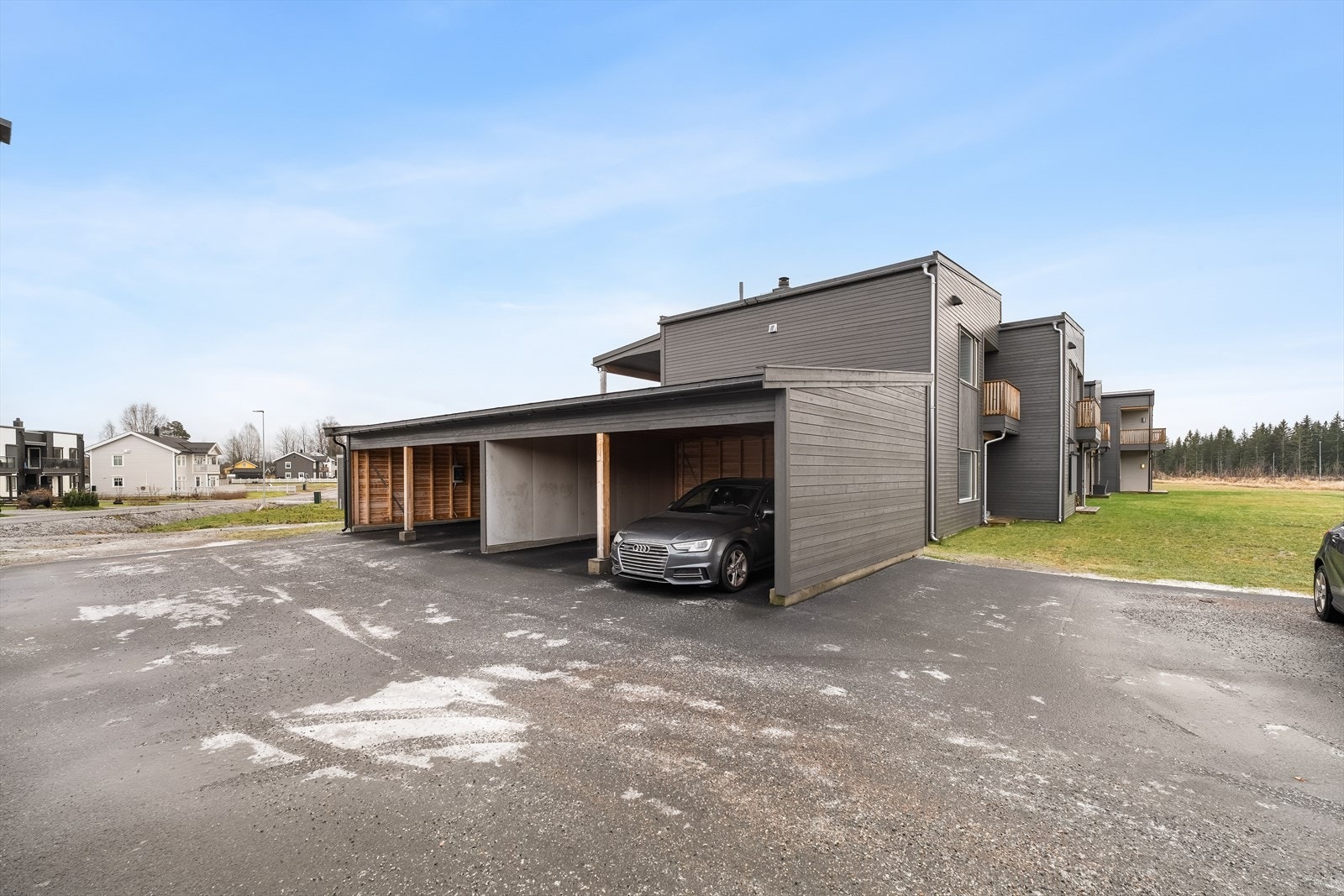 Det medfølger en parkeringsplass i carport til leiligheten. Galleribilde
