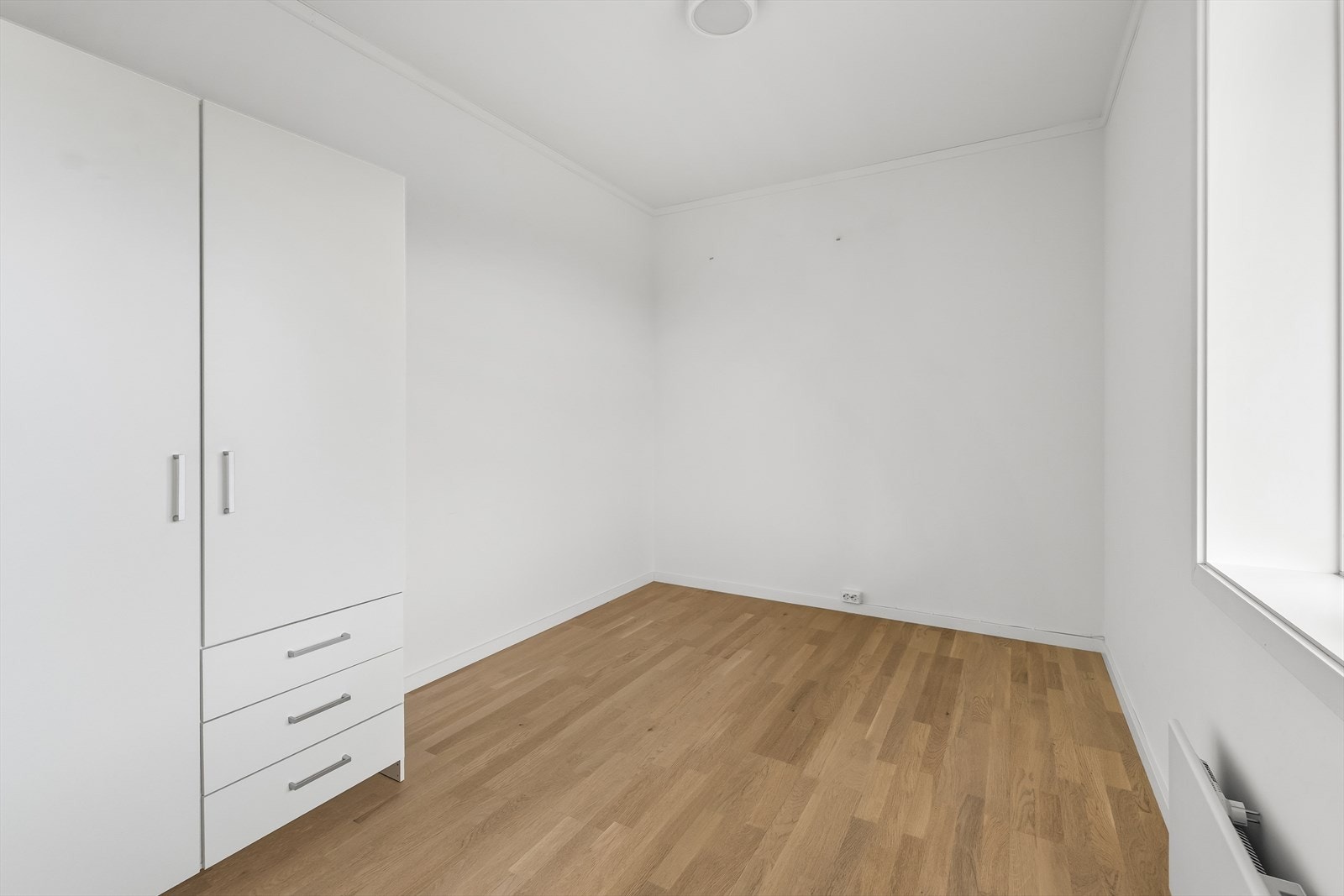 Det andre soverommet har også tilhørende garderobeskap. Galleribilde